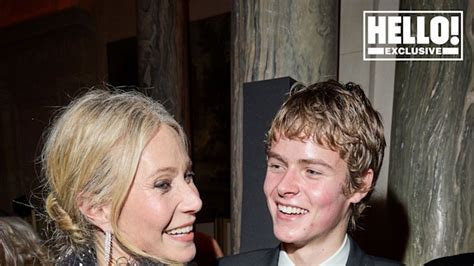 Gwyneth Paltrow waltzes with son Moses, 18, in the。